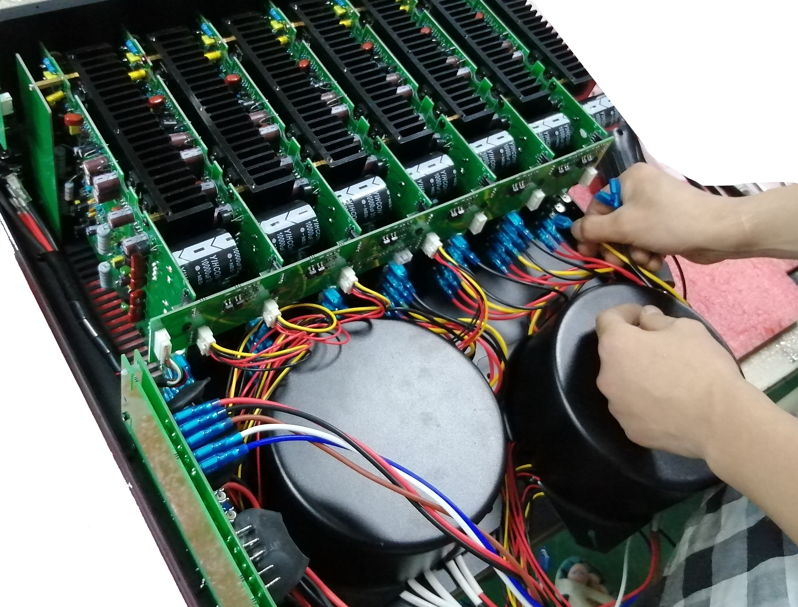 ホームシネマシステム用の7チャンネルハイパワーアンプ